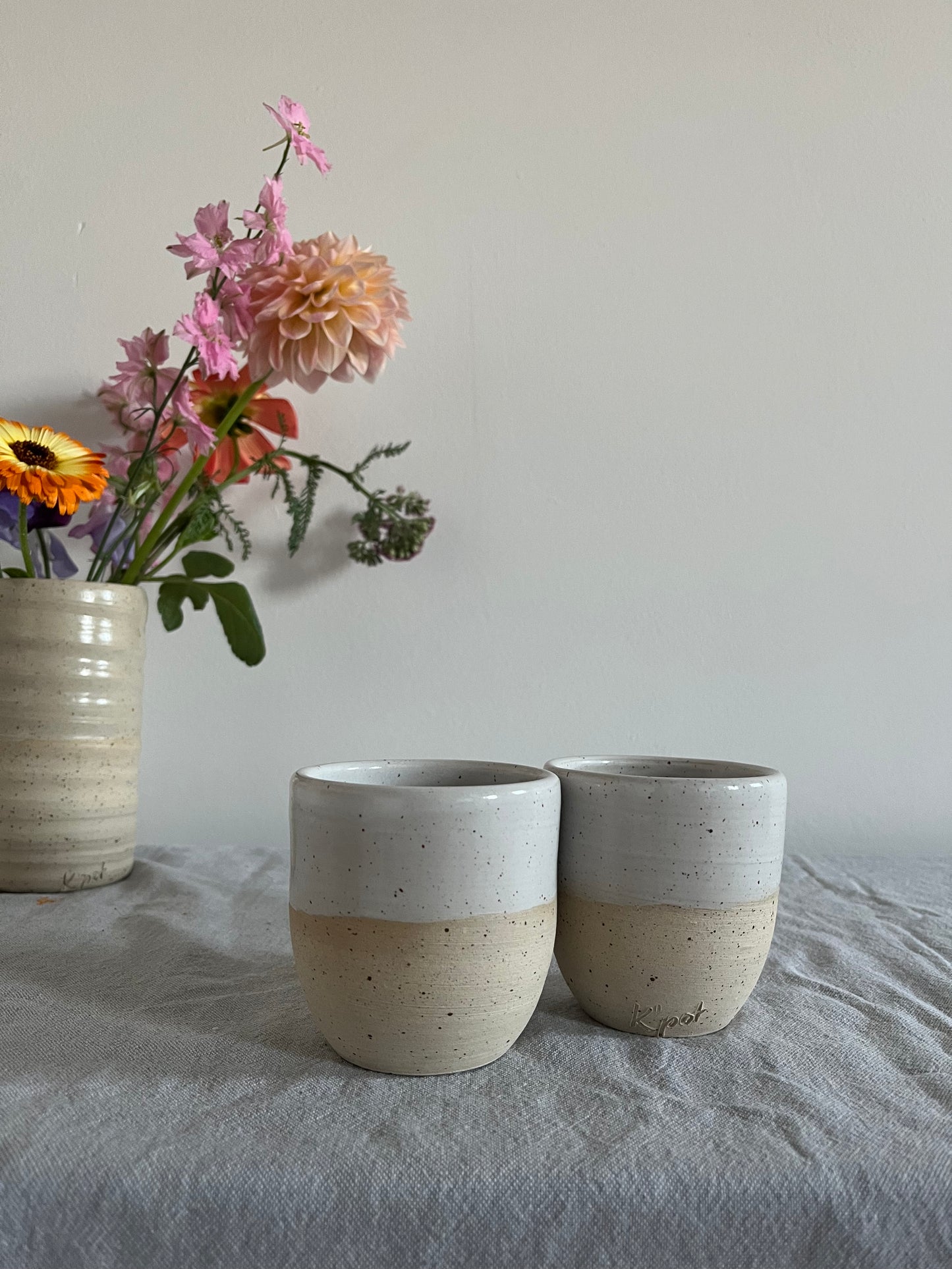 25. Set 2 kopjes - spikkel wit