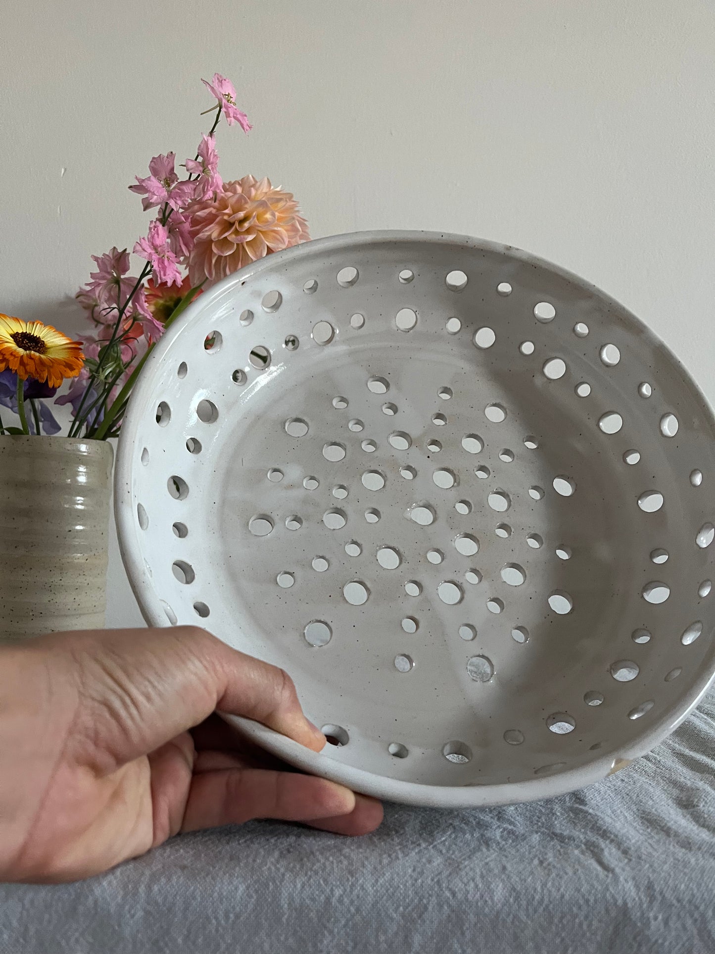 42. Groot vergiet / fruitschaal met bord - spikkel wit
